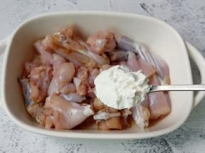 腌制好的牛蛙倒去多余的水份，加淀粉3勺。