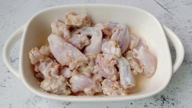 用筷子拌均匀，让每个牛蛙都均匀地裹上淀粉。