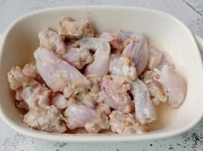 用筷子拌均匀，让每个牛蛙都均匀地裹上淀粉。