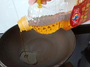 锅里多倒一点油。