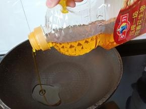 锅里多倒一点油。