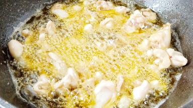 下牛蛙，开大火油炸。