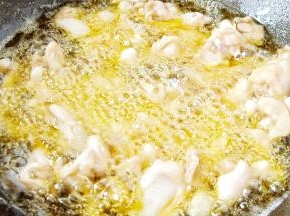 下牛蛙，开大火油炸。