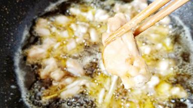 炸至牛蛙熟透盛盘备用。