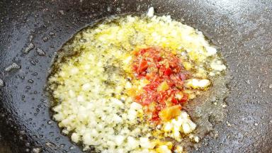 锅里留一点油，放蒜泥，剁椒酱翻炒出香味。