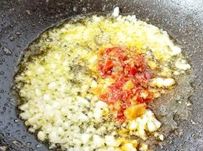 锅里留一点油，放蒜泥，剁椒酱翻炒出香味。