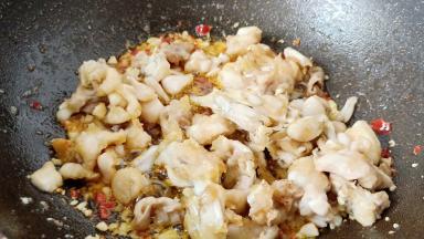 放入炸好的牛蛙。