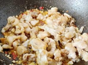 放入炸好的牛蛙。