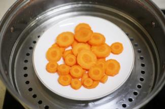 胡萝卜去皮切片，放锅中大火蒸10-15分钟。