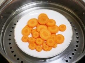 胡萝卜去皮切片，放锅中大火蒸10-15分钟。