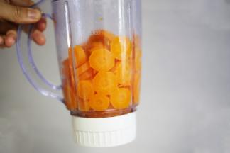蒸熟的胡萝卜加适量温水倒入料理机中打成细腻的胡萝卜泥。