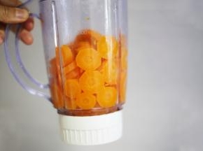 蒸熟的胡萝卜加适量温水倒入料理机中打成细腻的胡萝卜泥。