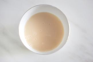 酵母温水泡开。