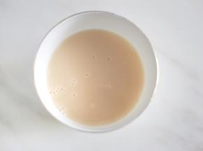 酵母温水泡开。