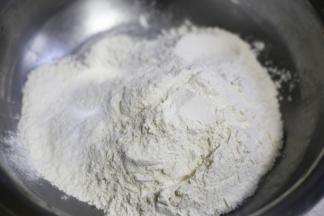面粉放入大盆中。