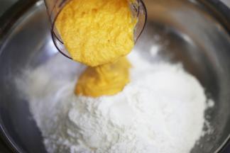 倒入胡萝卜泥。