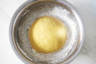 搅拌至不粘手，揉成面团。