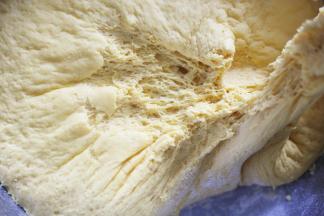 揭开馒头，底部成蜂窝状就好了。