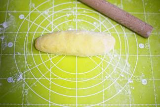 然后把面团搓成长条，分割成大小均等的小面团，揉成喜欢的形状。
