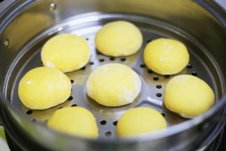 放入刷好油的蒸锅中，冷水上锅。