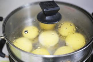 水开后蒸15分钟，关火再焖5分钟。