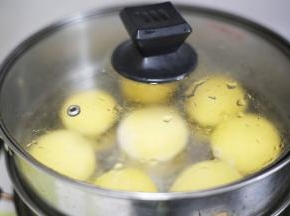水开后蒸15分钟，关火再焖5分钟。