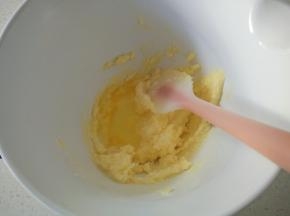 分次加入打散的蛋液。
