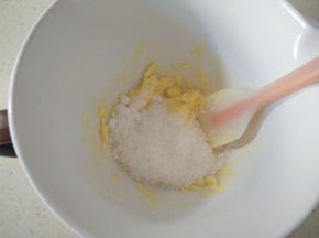 黄油室温软化加入绵白糖。