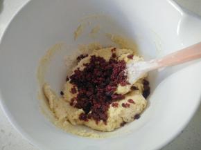 无干粉时加入切碎的蔓越莓干。