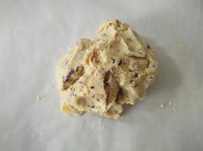 将面团放在一张油纸上，用手捏长。