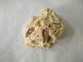 将面团放在一张油纸上，用手捏长。