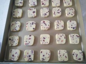 摆入烤盘，中间预留一些位置。