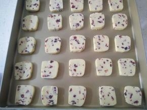 摆入烤盘，中间预留一些位置。