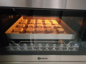 放入预热好的烤箱，上下160度，烘烤17-20分钟。