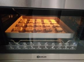 放入预热好的烤箱，上下160度，烘烤17-20分钟。