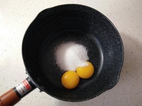 先做卡仕达酱，蛋黄加入细砂糖，搅拌均匀。