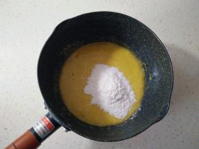 加入玉米淀粉搅拌均匀，加入几滴香草精。