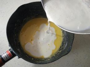 倒入热牛奶，不停搅拌糖融化。