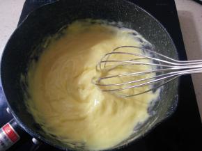 再小火加热，不停搅拌至浓稠有纹路，装入裱花袋备用。