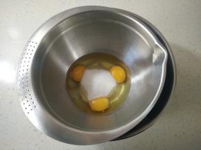 接下来做海绵蛋糕，鸡蛋加入细砂糖隔水加热搅拌均匀。