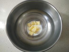 放入黄油和牛奶隔热水融化。