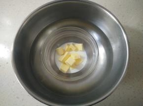 放入黄油和牛奶隔热水融化。