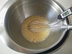 温度最好不要超过40度，取出打蛋盆。