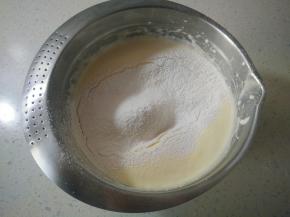 筛入低筋面粉。