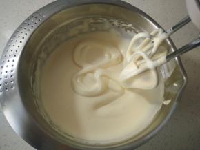 蛋液高速打发，打到蛋液变得体积膨大，颜色变浅，捞起蛋液画8不马上消失，再低速整理气泡。