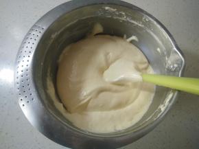 切拌混合，捞底刮边。