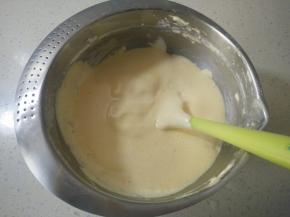 再倒回打蛋盆里翻拌均匀。