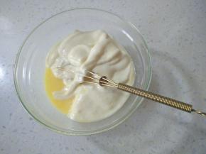 用刮刀取一点面糊倒入黄油和牛奶液里，搅拌均匀。