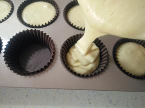 倒入模具八分满。