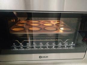 放入预热好的烤箱，上下150度，烘烤25钟左右，表面上色均匀，用竹签插入蛋糕没有面糊即可出炉。